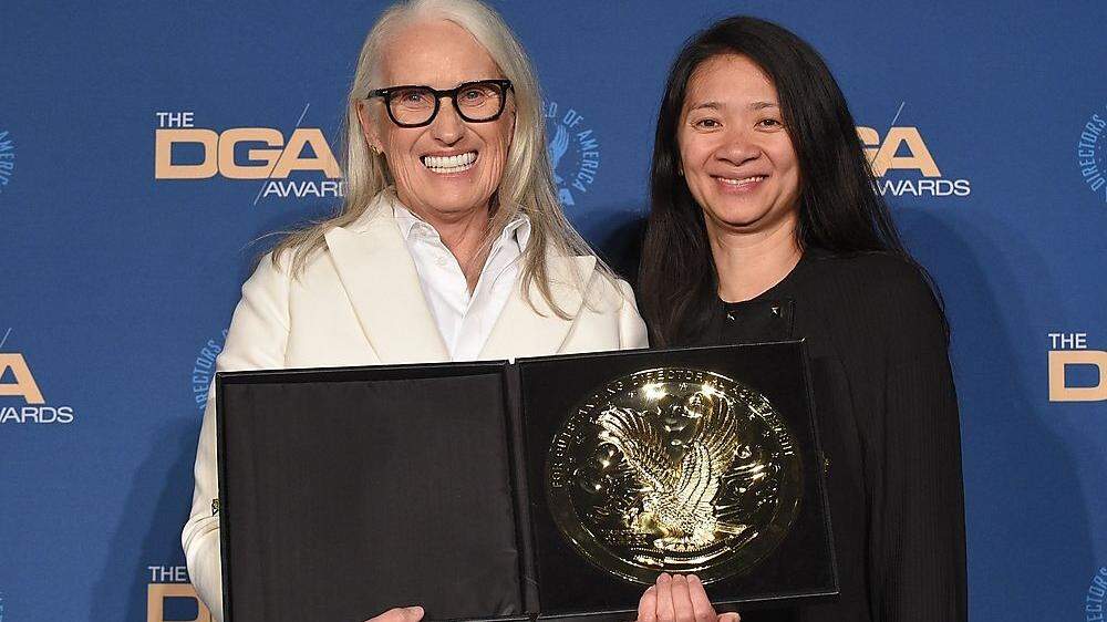Jane Campion, hier mit Regisseurin Chloe Zhao, bei den Preisverleihung der Directors Guild of America (DGA)