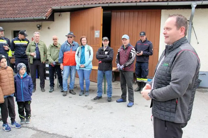 Bürgermeister Roman Neumann begrüßte die Teilnehmer und bedankte sich für die freiwillige Arbeit im Zeichen des Umweltschutzes und für eine schöne und lebenswerte Gemeinde.