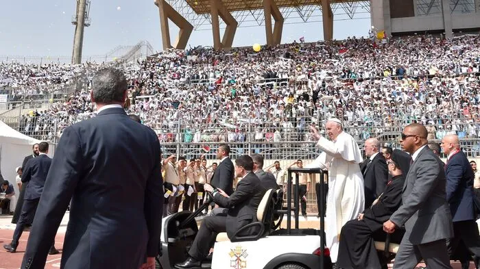 Begleitet von mehreren Leibwächtern fuhr der Papst in einem offenen Golfwagen durch das Stadion...
