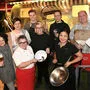 Ein Teil des Satisfactory-Teams: Stefanie Brunner, Michael Paier, Liliane Schneider, Monika Haller, Eva Wertl, Robin, Christine und Georg Paier, Ladda Wassermann und Hannes Feichter