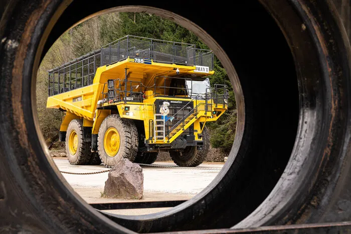 Der Name Hauly ist Tradition und bleibt Programm. Ursprünglich war dies ein Spitzname für Haulpak. Diese Fahrzeuge – produziert in Illinois, USA – waren in den 1980er Jahren für den Materialtransport am Steirischen Erzberg zuständig.