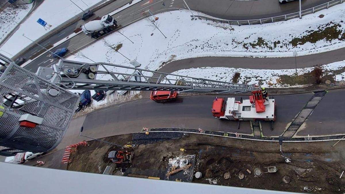 Mittels Drehleiter wurde der Bauarbeiter aus dem fünften Stock geholt