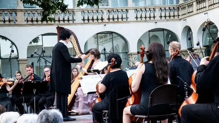 Es war ein hochromantischer musikalischer Abend, der Schlosshof voll besetzt und eingeleitet mit zwei Tänzen - Danses sacrée et Danse profane von Claude Debussy, dem geistlichen und dem weltlichen Tanz. Dabei geht der Danse sacrée ohne Pause in den Danse profane, den weltlichen Tanz über, von der international erfolgreichen Harfenistin Elisabeth Plank sehr gefühlvoll musiziert, begleitet vom Kammerorchester Hartberg. 
.