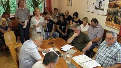 Hans Moritz und Marianne Lamprecht übergaben als Sprecher der Wirtschaftsgemeinschaft den Gemeinderäten eine Petition zur wirtschaftlichen Stärkung des Hauptplatzes in Bad Eisenkappel 