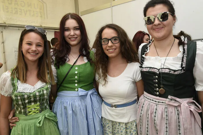 Inspiration für den Trachtenfrühling. Moderne Dirndl und Klassiker wurden präsentiert.  