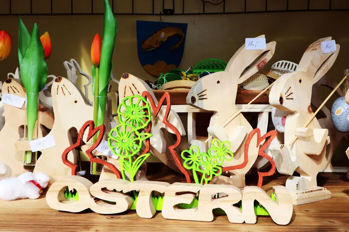 Die Ausstellerinnen und Aussteller: Birgit Zechner (Keramik),  Maren Engling (Wolle),  Franz Plöpst (Deko aus Holz), Monika Wanke  (Seifen und Häkelpuppen), Brigitte Mayer (bemalte Ostereier),  Alfred Krainer (Gedrechseltes aus Zirbe) und  Jean-Luc Lenoble (Holzeier).  