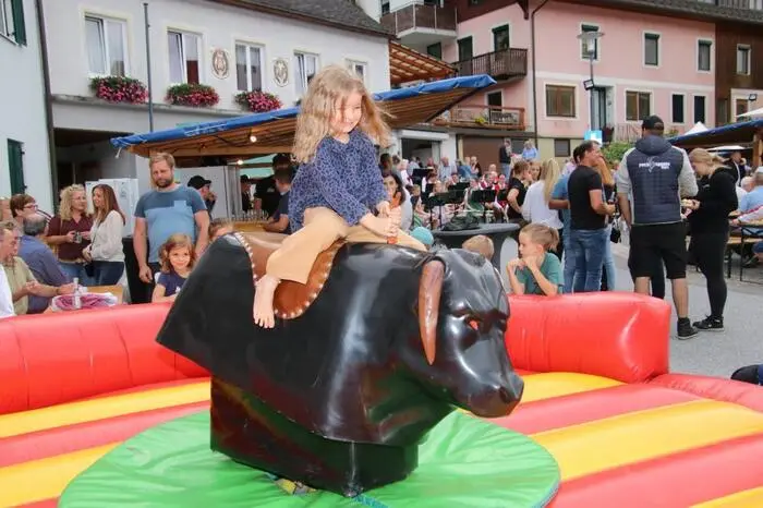 Besonders für die Kinder wurde heuer viel geboten, wie hier beim Bullen-Reiten zu sehen ist.
