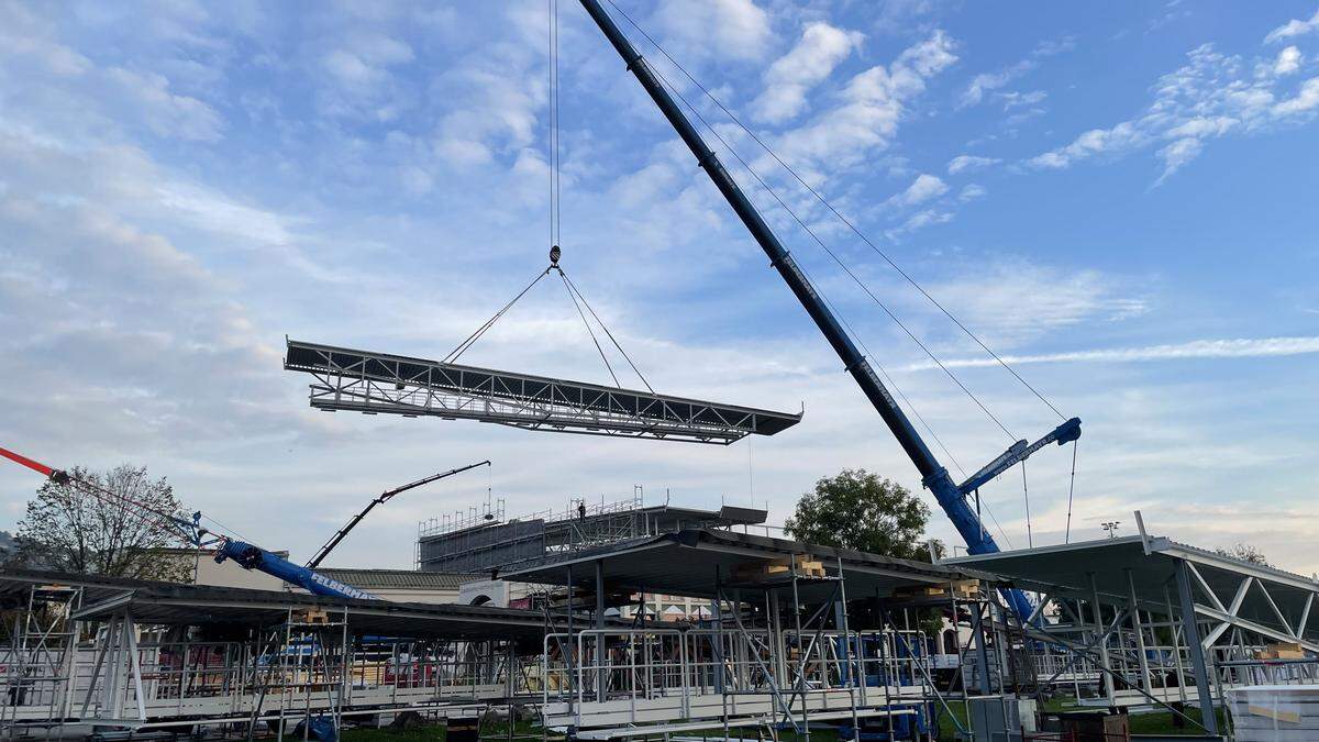 Neues Dach wird auf die Stadtwerke-Halle gehoben