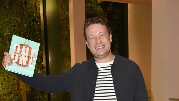 Starkoch Jamie Oliver ist Autor mehrerer Bücher, die sich vor allem dem Thema Kochen widmen. 2024 veröffentlichte er jedoch auch ein Kinderbuch: „Billy and the Epic Escape“.