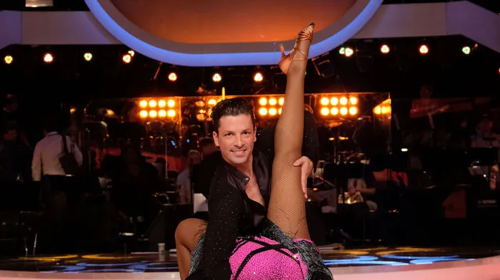 Auf die vier verbliebenen Tanzpaare wartete eine besondere Herausforderung: Sie erfuhren erst während der Sendung, zu welchem Discofoxstück sie ihren zweiten Einzeltanz absolvieren müssen. Ana Milva Gomes und Thomas Kraml absolvierten zuerst noch einen Jive.