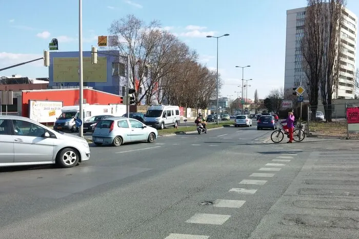 ... Die gleich drei Ampeln verursachen extrem lange Wartezeiten für Radfahrer wie Fußgänger.
