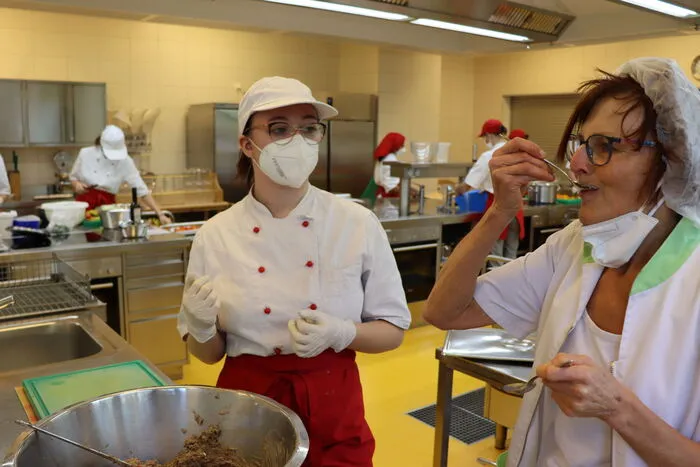 Monika Lammer schmeckt den Käferbohnen-Hummus ab.