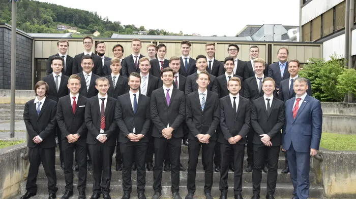 Die Maturanten der 5bhet der HTL Weiz: Florian Bauer,Julian Baumgartner, Ardi Bregovina, Florian Brottrager, Simon F. Feiertag, Kevin Fleischhacker, Daniel Friedl, Florian Gorfer, Manuel Grabner, Josef Groß, Andreas Gußmack, Gabriel Jantschgi, Dominik Lackner, Matthäus Leiner, Martin Matzer, Marcel Nöst, Michael J. Paierl, Markus Paunger, Alexander G. Posch, David M. Rainer, Sebastian Raith, Thomas E. Riedler, Michael Ruprecht, Markus Schloffer, Andreas H. Sperl, Sebastian Steinacher, Florian M. Stern.