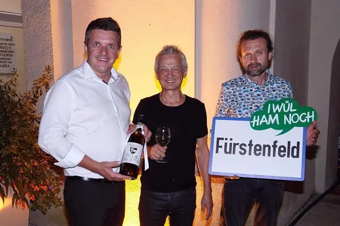Begrüßt wurde der Rockbarde von Bürgermeister Franz Jost und Veranstalter Markus Jahn