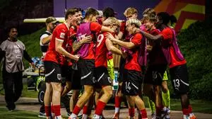 ABD0076_20251124 - DOHA - KATAR: ++ HANDOUT ++ ZU APA0265 VOM 24.11.2025 - Der Traum vom erstmaligen WM-Titel lebt fr sterreichs U17-Fu§ball-Nationalteam weiter. Die Truppe von Teamchef Hermann Stadler bezwang am Montag in der Aspire Academy in Doha Italien im Halbfinale mit 2:0. Im Bild: Jubelnde Spieler der U17 Fu§ball-Nationalmannschaft am Montag, 24. November 2025 in Doha. - FOTO: APA/FB/ANDREAS PICHLER - ++ WIR WEISEN AUSDRCKLICH DARAUF HIN, DASS EINE VERWENDUNG DES BILDES AUS MEDIEN- UND/ODER URHEBERRECHTLICHEN GRNDEN AUSSCHLIESSLICH IM ZUSAMMENHANG MIT DEM ANGEFHRTEN ZWECK UND REDAKTIONELL ERFOLGEN DARF - VOLLSTNDIGE COPYRIGHTNENNUNG VERPFLICHTEND ++