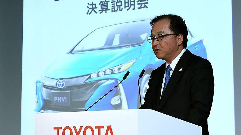 Toyota Motors-Chef Tetsuya Otake gibt im Rahmen einer Pressekonferenz die Ergebnisse bekannt