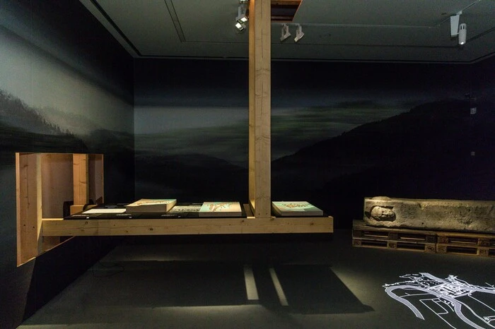 Archäologische Objekte sind zu sehen und Bildprojektionen am Boden vertiefen die Themen.
