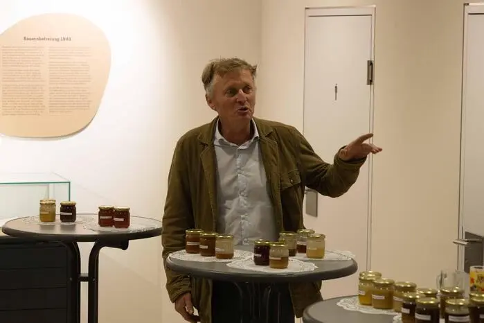 Imker Johannes Gruber erklärte die spannende Geschichte des Naturprodukts.