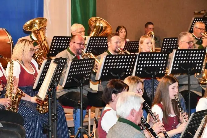 Von klassischen Märschen wie „Jetzt geht’s los“ und „Wiener Pratermarsch“ über die schwungvolle Polka „Am Seehafen“ bis hin zum Medley „Elvis – The King“ und dem bekannten „Tetris Theme“ wurde ein Bogen vom traditionellen Blasmusikrepertoire bis hin zu modernen Klängen gespannt.