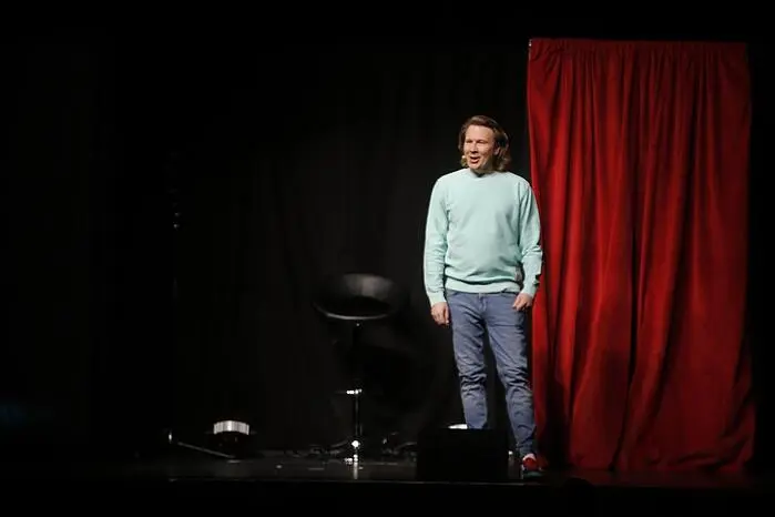 Haas verbindet sie zu einer durchgehenden, humorvollen Geschichte, die das Publikum mit sichtlicher Begeisterung verfolgt. Musikalische Einlagen und überraschende Wendungen geben dem Abend zusätzlichen Schwung.