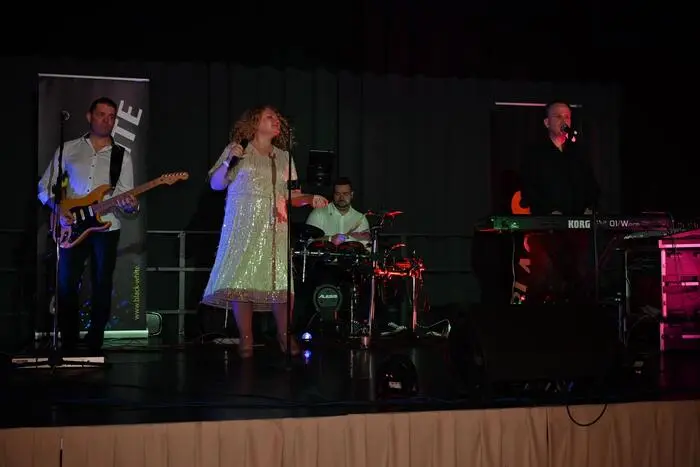 Für beste musikalische Unterhaltung im Ballsaal sorgte die Band Black & White. 