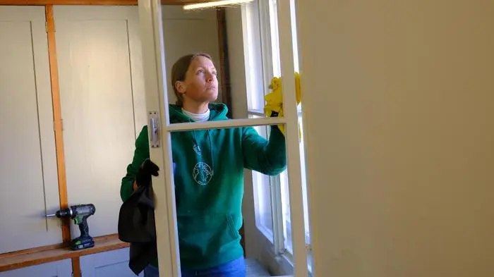 Petra Egger packt selbst mit an und hofft, dass die neuen Räumlichkeiten bald viele Lienzer Jugendliche anziehen werden