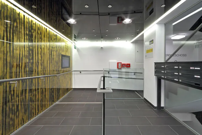 ...Dazu wurden Glasplatten mit Blattgold bemalt und bündig mit einem kleinen Abstand zur Wand angebracht, wodurch eine leicht plastische Schattenwirkung entsteht...