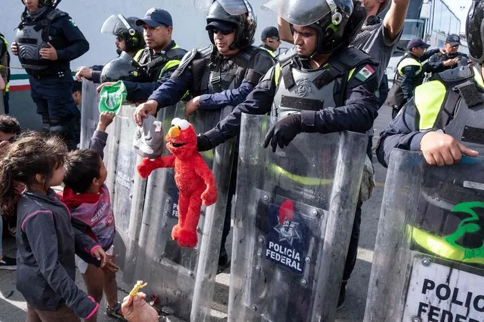 Hunderte von ihnen marschierten am Donnerstag zur El-Chaparral-Brücke nahe des Grenzübergangs zum US-Bundesstaat Kalifornien und forderten, in die USA gelassen zu werden.  