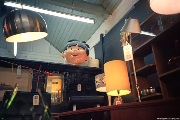Eine Pflichtadresse ist Snoopers Attic: Im Erdgeschoß ein riesiger niedergelassener Flohmarkt, haben sich unter dem Dach Kreative eingenistet, die Mode, Schmuck und Skurrilem wie ausgestopften Tieren von gestern ein neues Leben schenken.