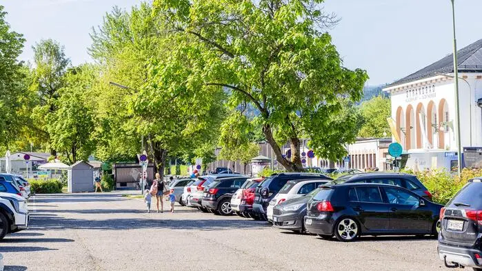 Vor dem Strandbad beziehungsweise neben dem Campingplatz sorgen Auto-Poser vor allem im Sommer für laute Nächte