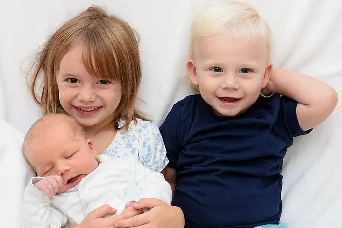 Am 7. August hatte für Valentina und Matheo das lange Warten auf die kleine Schwester endlich ein Ende. Emilia Katharina machte um 8.20 Uhr ihren ersten Schrei. Das entzückende Mädchen war 4196 Gramm schwer und 55 Zentimeter groß. Gemeinsam machen die drei das Glück von Anna Kohlmeier und Michael Rassinger aus Wernberg perfekt.