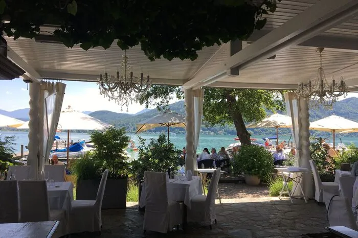 Ein tolles Ambiente auf der teilweise mit Efeu bewachsenen Terrasse mit Seeblick bietet das Kropfitschbad in Krumpendorf. Obendrein gibt es gutes Essen und eine sehr freundliche Bedienung.