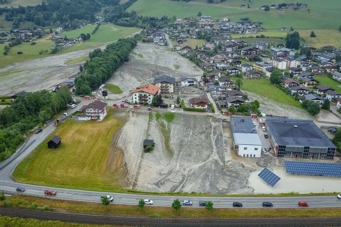 Der Manlitzbach trat angesichts der plötzlichen Wassermengen über die Ufer und vermurte Teile des Ortes. Wie das Land Salzburg am Abend mitteilte, sind rund 60 bis 70 Häuser betroffen. Personen dürften laut aktuellem Informationsstand nicht zu Schaden gekommen sein.  