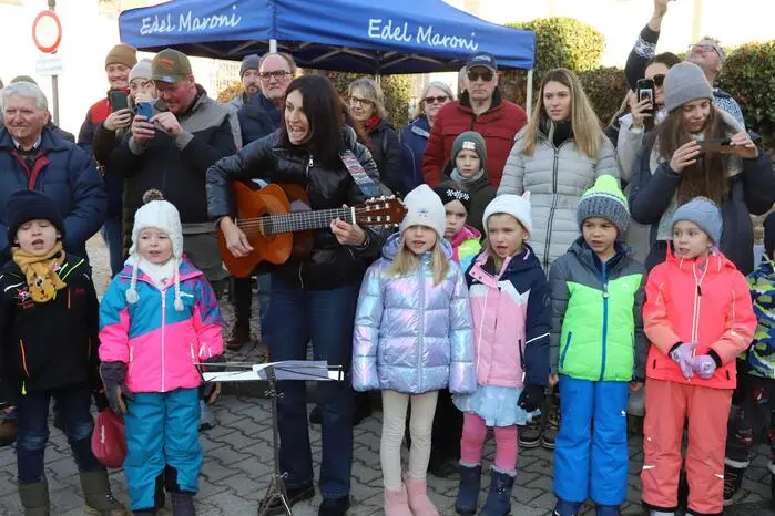 Der Kindergarten unter Leitung von Daniela Strohmayer eröffnete den 30. Advent im Dorf.
