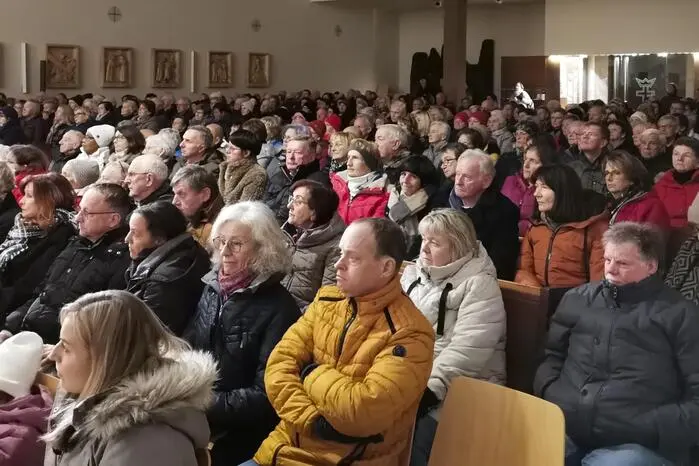  Zahlreiche Besucher füllten das Gotteshaus bis auf den letzten Platz und ließen sich von einem stimmungsvollen, musikalisch vielfältigen Abend berühren.