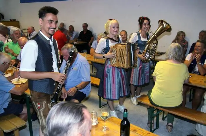 ... und „Die Geschwister Scharf“, die mitten unter den Leuten aufspielten. 
