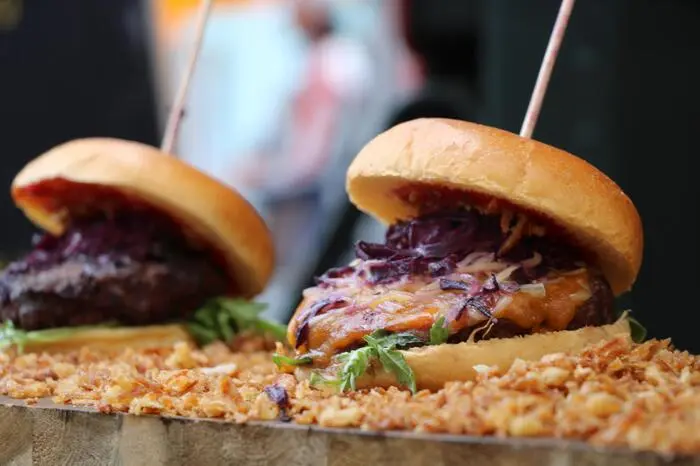 Die Speisekarte umfasste die unterschiedlichsten kulinarischen Genüsse. Von Burgern über Waffeln, Eis bis hin zu Seafood und selbstgemachten Limonaden.