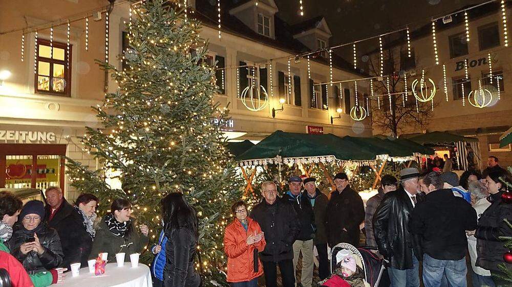Mit dem Einschalten der Weihnachtebeleuchtung wurde der Weizer Weihnachtsmarkt am Freitag Abend offiziell eröffnet