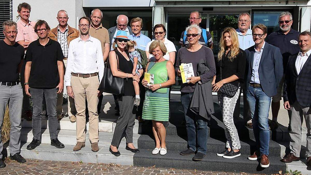 Glehr (rechts), Koberg (6. von rechts, vorne) und Schuller (links) führten durch die Hartberger Innenstadt