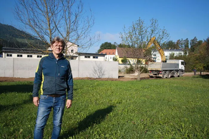 Anrainer Gerald Melcher vor dem Hochwasserschutz entlang der Lavant
