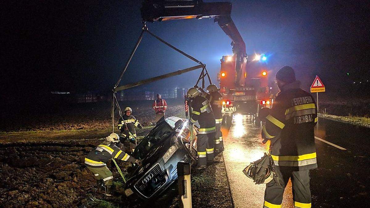 Weil der Audi am Bankett hängen blieb, rutschte er nicht zur Gänze in den Graben