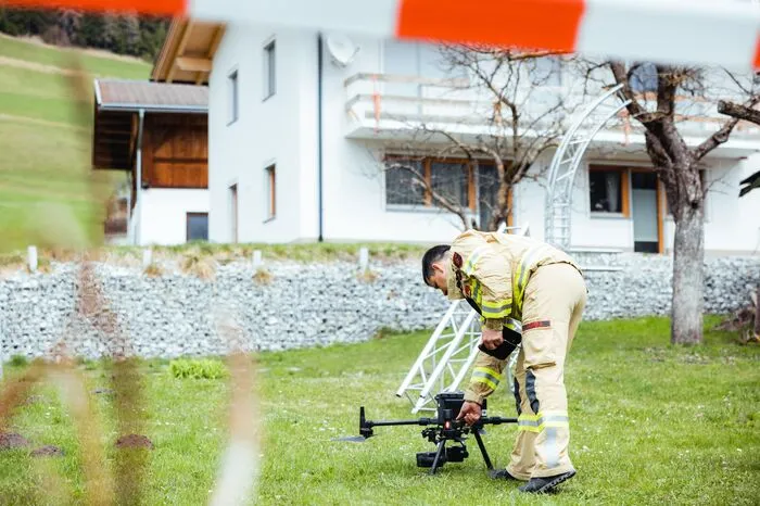 Die Einsatzgebiete von Drohnen sind nicht nur im Filmbereich zu finden: Die Blaulichtorganisationen nutzen Drohnen bei Personen- und Tiersuchen
