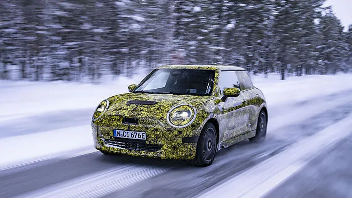 Der neue Dreitürer von Mini ist gerade auf Erprobung in Lappland unterwegs 