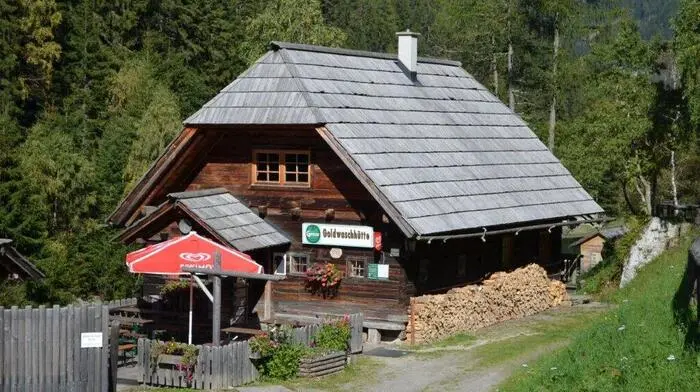 Idyllisch liegt die Goldgräber-Hütte in einem Graben nahe Pusterwald.