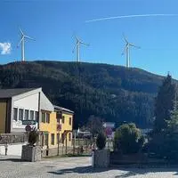 So könnten die Windräder vom Trabocher Ortskern aus aussehen (Montage)