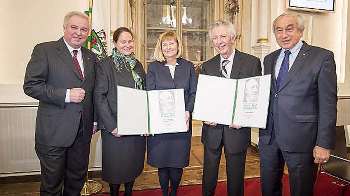 LH Hermann Schützenhöfer, Johanna Mrak (Tochter von Josef Krainer jun.), Rektorin Christa Neuper, Schriftsteller Alfred Komarek und der Obmann des Gedenkwerks Gerald Schöpfer 