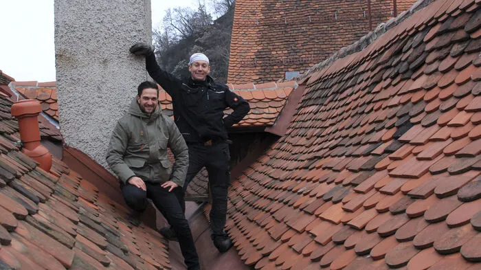 In Graz, der Weststeiermark und im Pinzgau drehte ein Team der Degn Film eine neue Ausgabe der ServusTV-Reihe "Hoagascht". Im Mittelpunkt stehen heimische Rauchfangkehrerinnen und -kehrer. Moderator Richard Deutinger (links) wagte sich mit Dominic Ithaler sogar über die Dächer von Graz