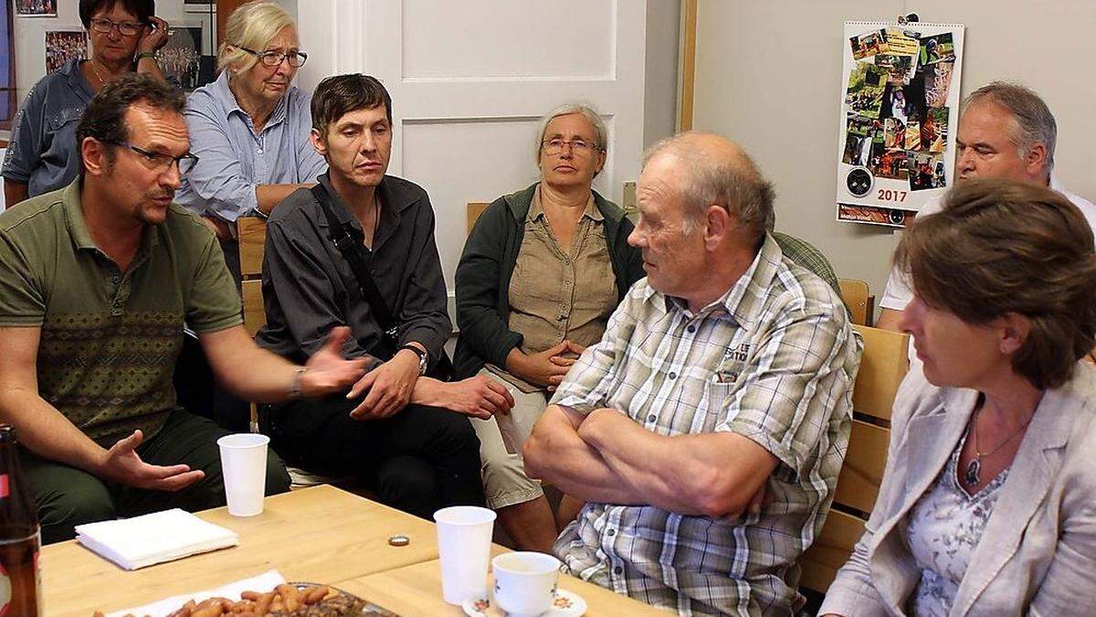 Bernhard Gutleb im Gespräch mit den Eisenkappler Imkern 