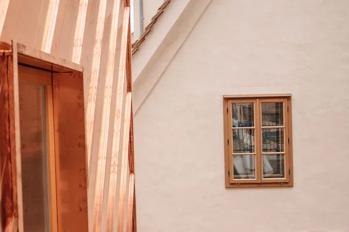 Der hintere, nicht denkmalgeschützte Teil des Gebäudes, erhielt ungewöhnliche Kupferdächer, die sich die Fassade der obersten Stockwerke hinunter ziehen.