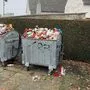 Überfüllte Müllcontainer findet man immer wieder beim Friedhof in Hörzendorf vor 